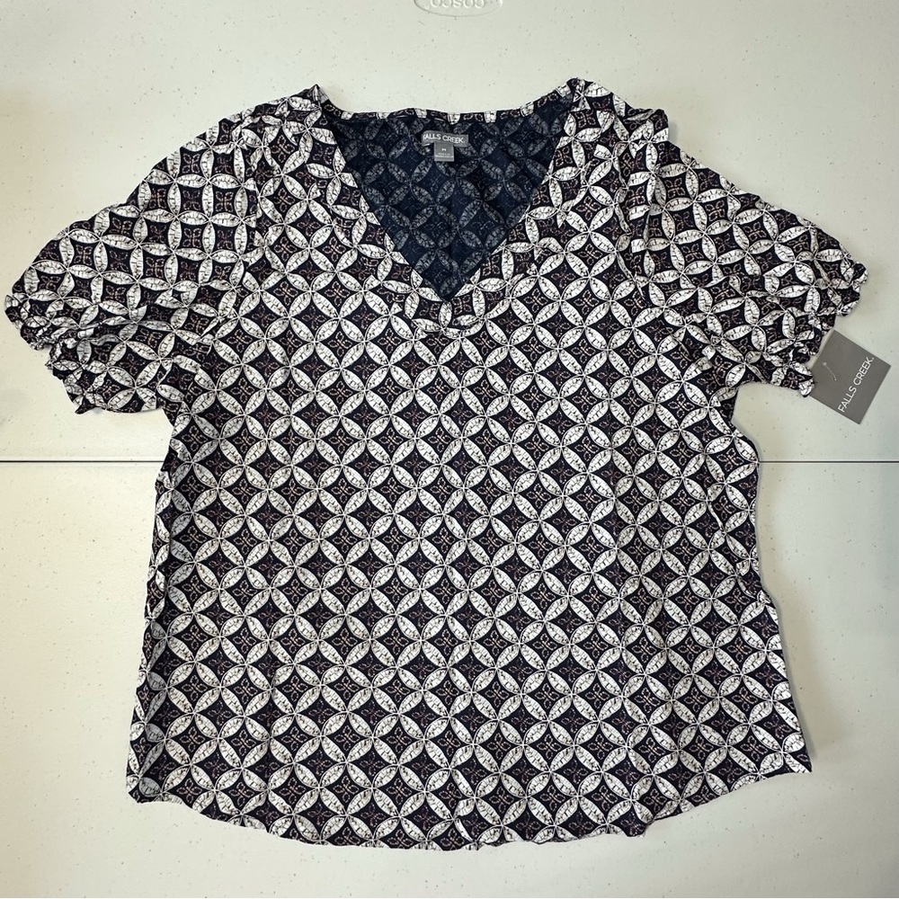 NWT Falls Creek short sleeve v neck navy blue geo print blouse women’s medium‎